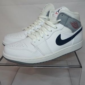 NIKE Air Jordan 1 MID PI